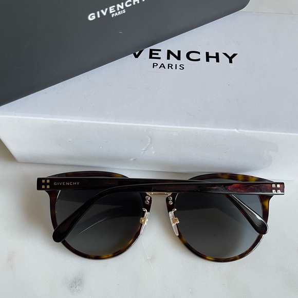 Givenchy 🕶 - Picture 4 of 7